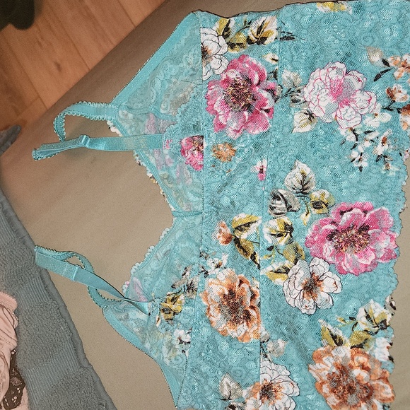 Intimate - Picture 3 of 5